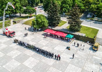 Uroczystości na placu Marszałka Józefa Piłsudskiego (Urząd Miejski w Giżycku)