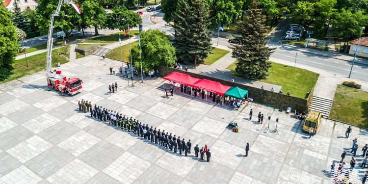 Uroczystości na placu Marszałka Józefa Piłsudskiego (Urząd Miejski w Giżycku)