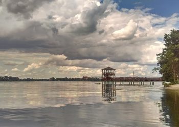 jezioro elckie nowa plaza miejska chmury burza woda