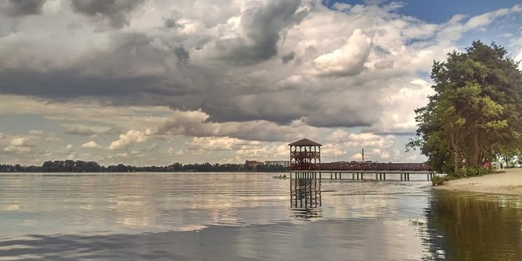 jezioro elckie nowa plaza miejska chmury burza woda