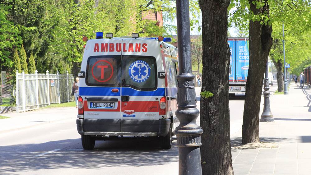 karetka ambulans pogotowie wypadek ratownicy