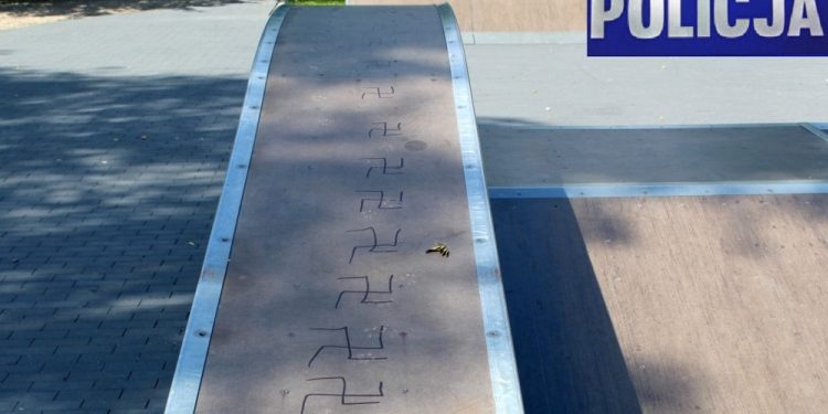 KPP Pisz swastyki na rampie w skate parku na str