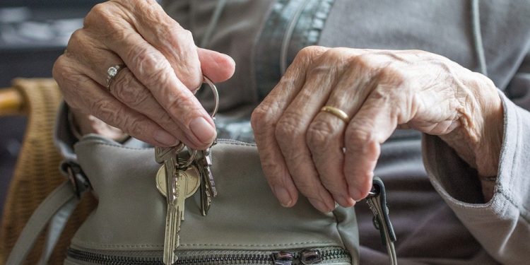 Aktywizacja seniorów w województwie podlaskim 1 kradziez senior zdj ilustracyjne