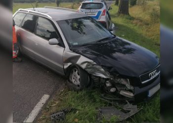 uszkodzony samochod osobowy KPP w Elku