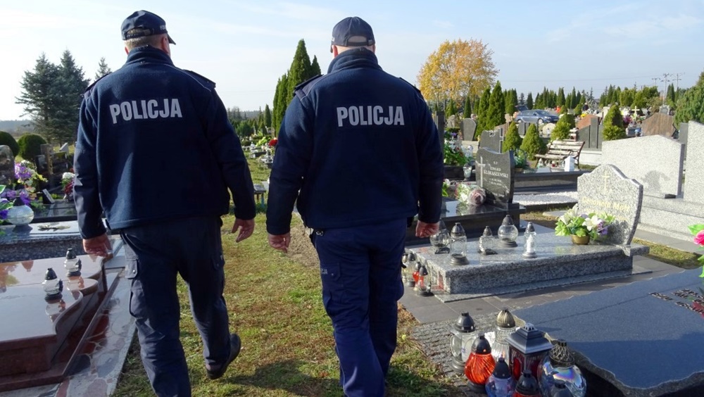 KPP Pisz policjanci na cmentarzu