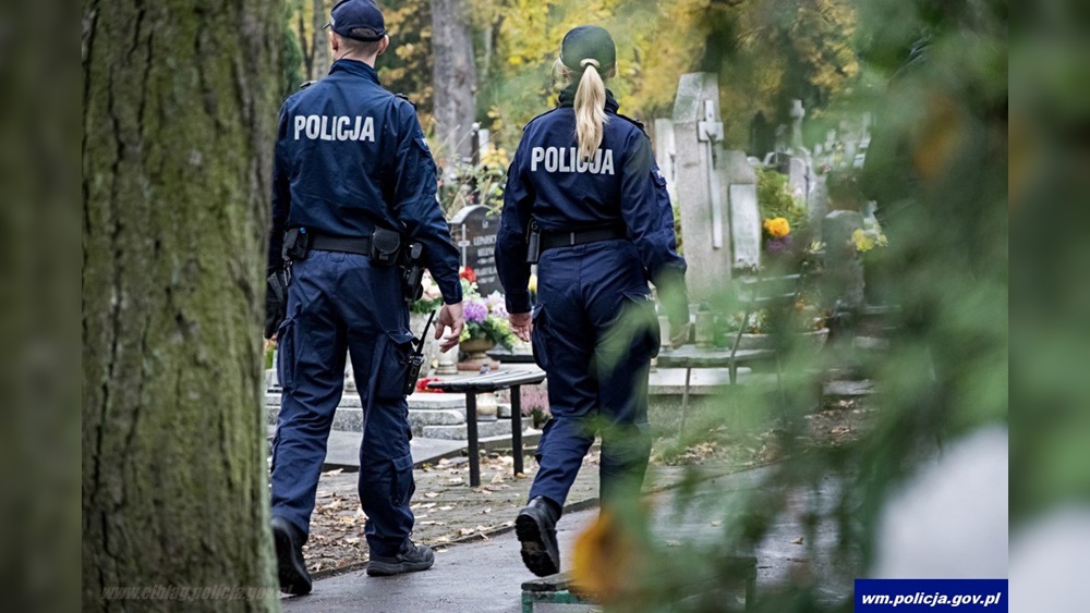 policjanci na cmentarzu, akcja Znicz