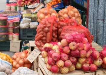 09 03 17 Bazar ludzie stoiska z warzywami i owocami 2