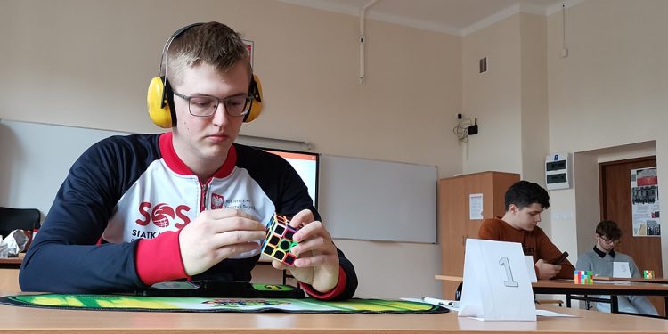 Zawody w układaniu kostki Rubika w ZSM-E w Ełku
