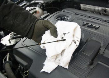 mechanik naprawa samochodu auto wymiana oleju zdj. ilustracyjne