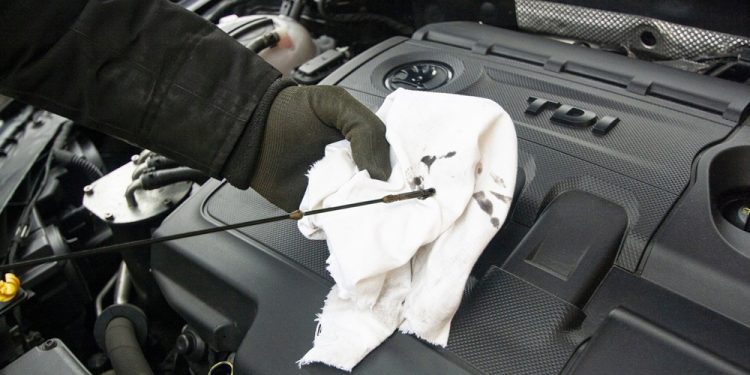 mechanik naprawa samochodu auto wymiana oleju zdj. ilustracyjne