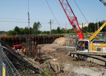 csm 5 Elk budowa wiaduktu kolejowego nad ul Towarowa pracuje dzwig i robotnicy fot Tomasz Lotowski PKP Polskie Linie Kolejowe SA 766b90a0f3