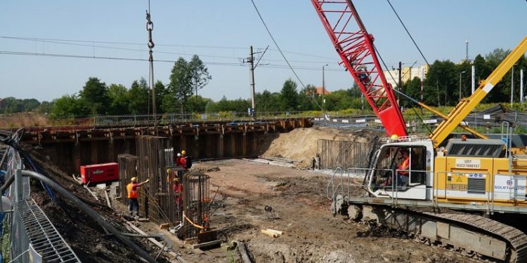 csm 5 Elk budowa wiaduktu kolejowego nad ul Towarowa pracuje dzwig i robotnicy fot Tomasz Lotowski PKP Polskie Linie Kolejowe SA 766b90a0f3