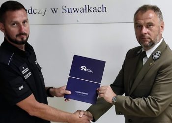 mjr Arkadiusz Kawałek Dyrektor Aresztu Śledczego w Suwałkach i Wojciech Rodak reprezentujący Nadleśnictwo Suwałki, zdj. fb Areszt Śledczy Suwałki