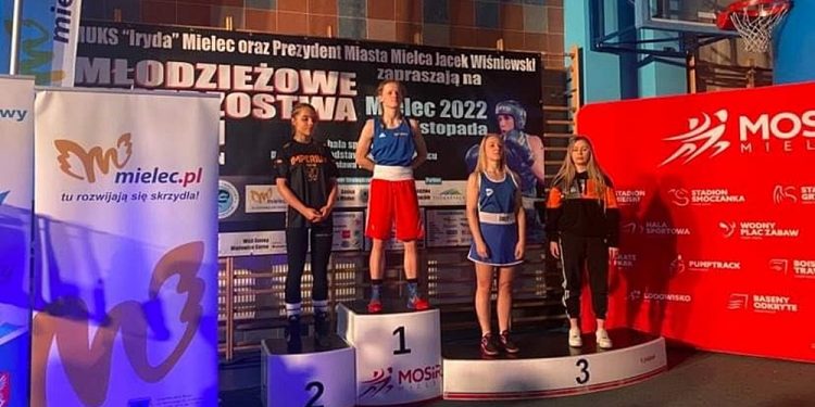 Natalia Kuczewska na podium Mistrzostw Polski zdj. Miejski Klub Bokserski Mazur Ełk