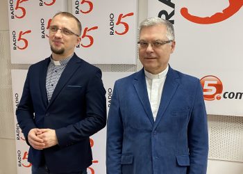 (z lewej) ks. Dariusz Zuber, ks. Jerzy Sikora