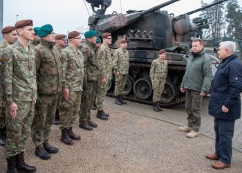 Wicepremier Mariusz Błaszczak i minister obrony narodowej Rumunii Angel Tilvar spotkali się z żołnierzami Batalionowej Grupy Bojowej, zdj. MON