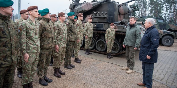 Wicepremier Mariusz Błaszczak i minister obrony narodowej Rumunii Angel Tilvar spotkali się z żołnierzami Batalionowej Grupy Bojowej, zdj. MON