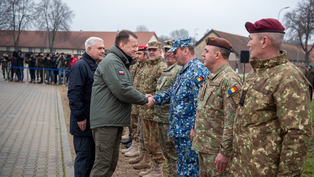 Wicepremier Mariusz Blaszczak i minister obrony narodowej Rumunii Angel Tilvar spotkali sie z zolnierzami Bataliowej Grupy Bojowej zdj. MON 3