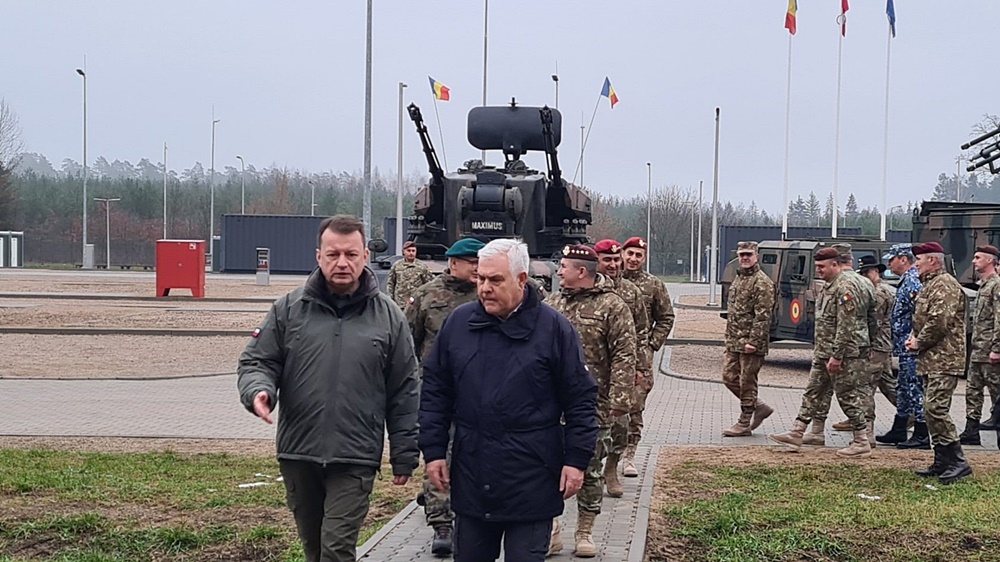 Wicepremier Mariusz Blaszczak i minister obrony narodowej Rumunii Angel Tilvar spotkali sie z zolnierzami Bataliowej Grupy Bojowej zdj. MON 4
