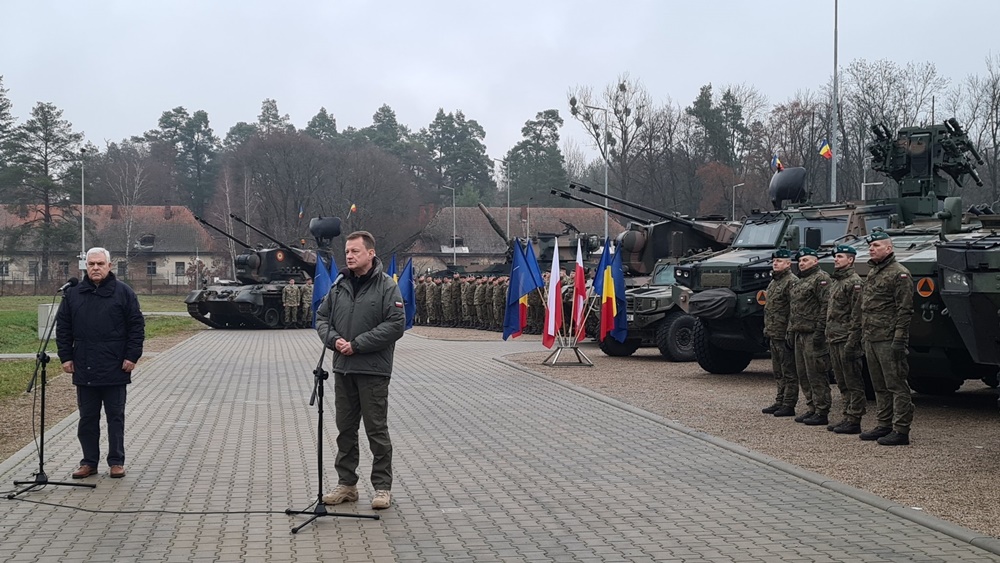 Wicepremier Mariusz Blaszczak i minister obrony narodowej Rumunii Angel Tilvar spotkali sie z zolnierzami Bataliowej Grupy Bojowej zdj. MON 5