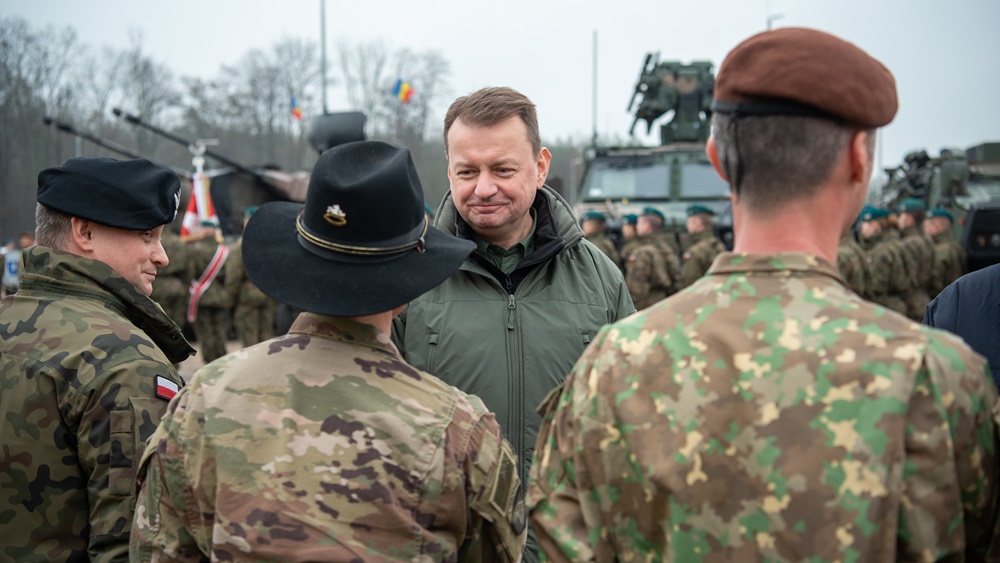 Wicepremier Mariusz Blaszczak i minister obrony narodowej Rumunii Angel Tilvar spotkali sie z zolnierzami Bataliowej Grupy Bojowej zdj. MON
