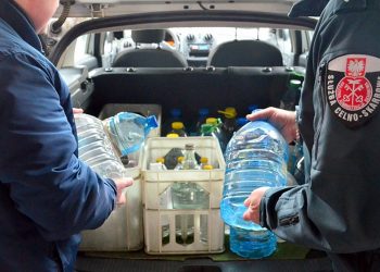 Alkohol przekazany do szpitala w Grajewie, zdj. podlaska KAS