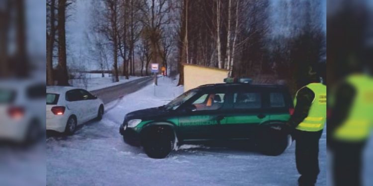 Kradziony autem jechali na Litwę, zdj. W-MOSG