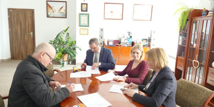 Podpisanie umowy z wykonawcą/Fot. UM w Orzyszu