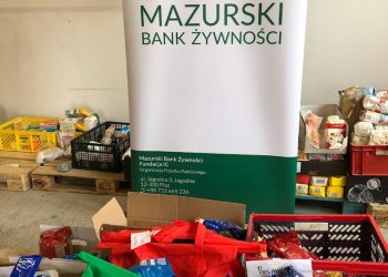 Paczki dla potrzebujących przygotowane przez dzielnicowych i wolontariuszy z banku żywności zdj. KPP w Piszu