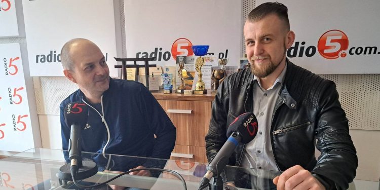 (Z prawej) Nikodem Kemicer, kierownik schroniska dla bezdomnych w Ełku oraz Wojciech Mierzwiński, reporter Radia 5