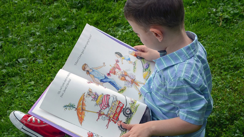 dziecko czytanie zdjecie ilustracyjne