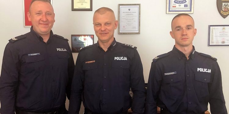 Wyróżnieni policjanci-st.sierż M. Łosiak i st. sierż. P. Filipkowski zdj. KPP w Piszu