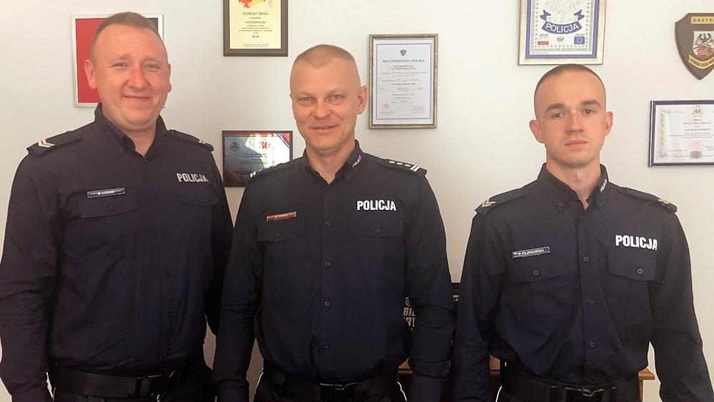 Wyroznieni policjanci st.sierz M. Losiak i st. sierz. P. Filipkowski zdj. KPP w Piszu