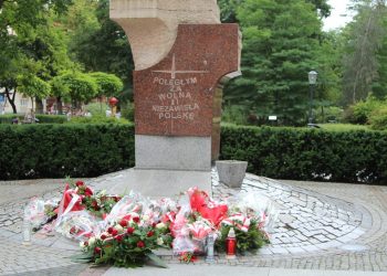 Pomniki Poległych za Wolną i Niezawisłą Polskę w Parku Solidarności w Ełku