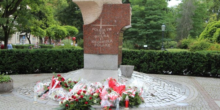 Pomniki Poległych za Wolną i Niezawisłą Polskę w Parku Solidarności w Ełku