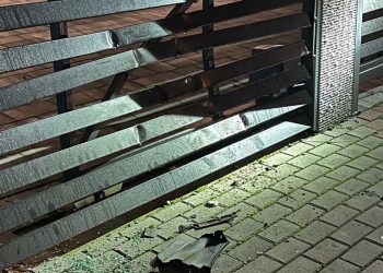 Uszkodzona brama, zdj. KPP w Ełku