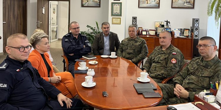 Spotkanie władz Orzysza z przedstawicielami wojska i policji. Fot. Urząd Miejski w Orzyszu