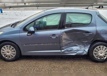 Uszkodzone w kolizji auto, zdj. KPP w Piszu