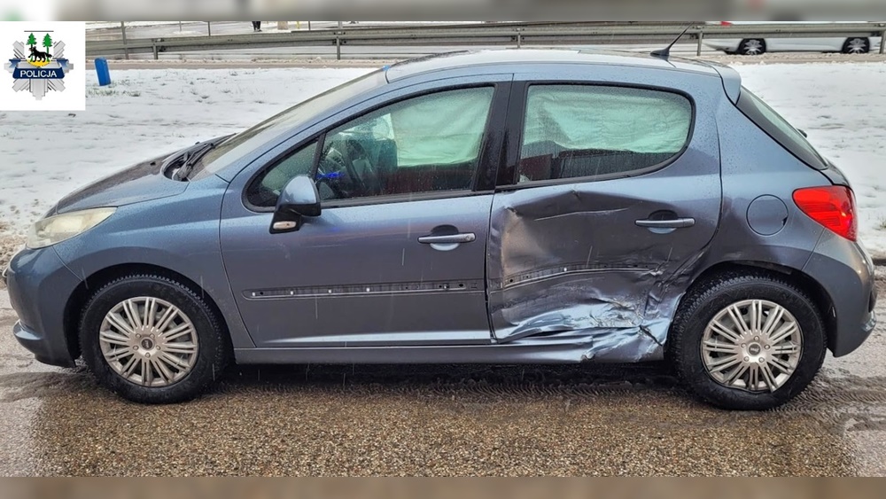 Uszkodzone auto zdj. KPP w Piszu
