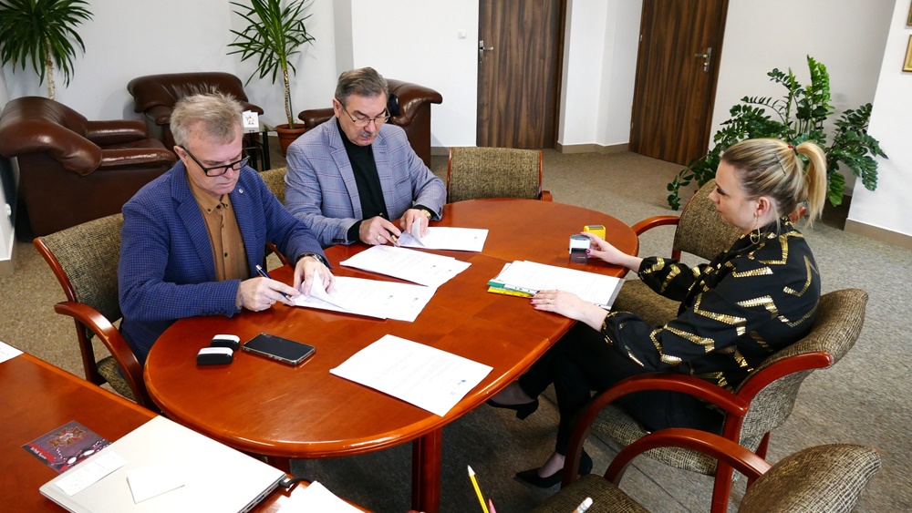 podpisanie umowy na remont drog UM w Orzyszu