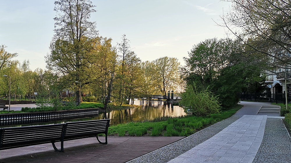 rzeka Elk promenada spacer lawki lawka mostek