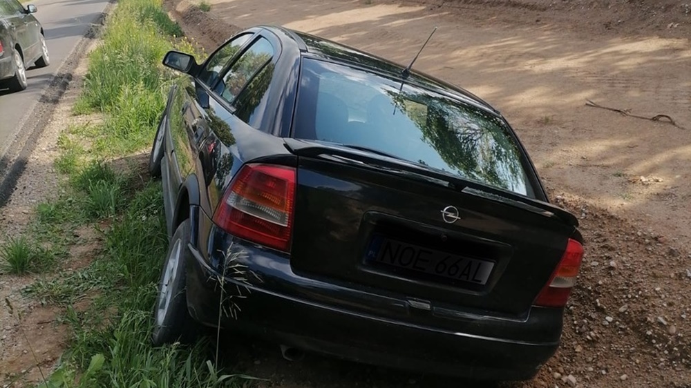Uszkodzony pojazd zdj. KPP w Olecku