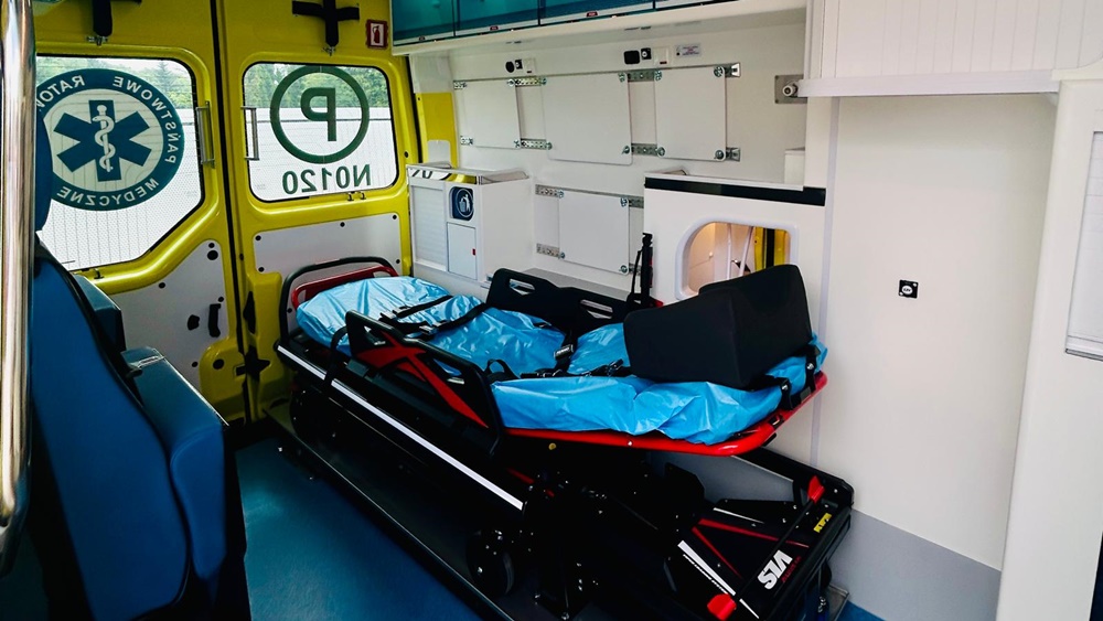Nowy ambulans odebrał olecki szpital Olmedica