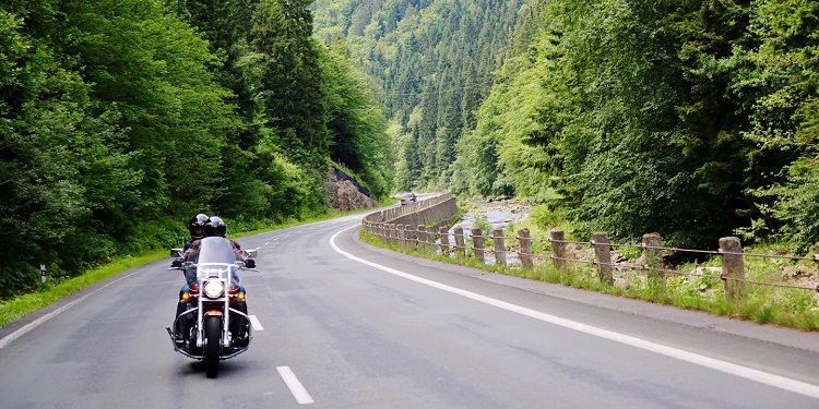 Najlepsze trasy motocyklowe na wiosenne wypady po Polsce. Co wybrac