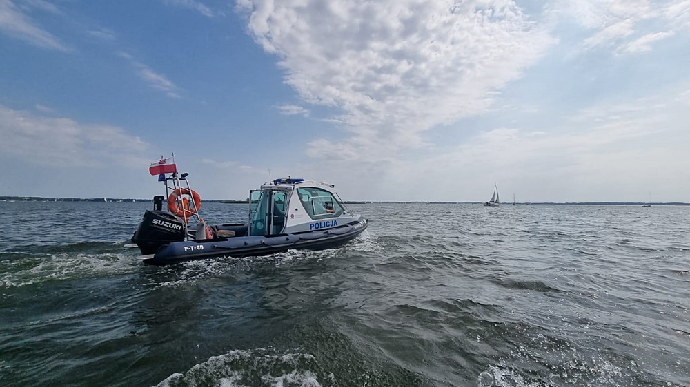 Policja o bezpieczeństwie nad wodą 3 policja wodniacy jezioro zdj. Komenda Powiatowa Policji w Gizycku