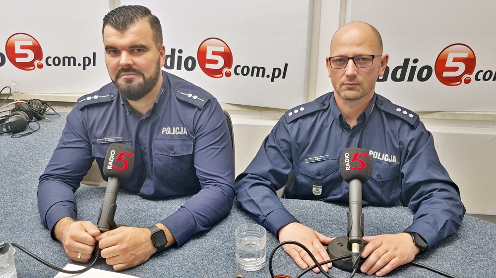 Ireneusz Sudnik naczelnik Wydzialu Ruchu Drogowego iKarol Gorski rezcznik prasowy Policji w Suwalkach