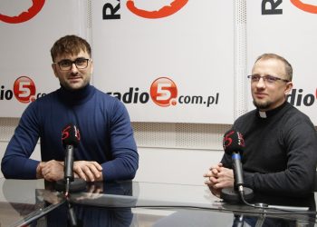 (Z lewej) Hubert Górski i ks. Dariusz Zuber/Fot. Radio 5