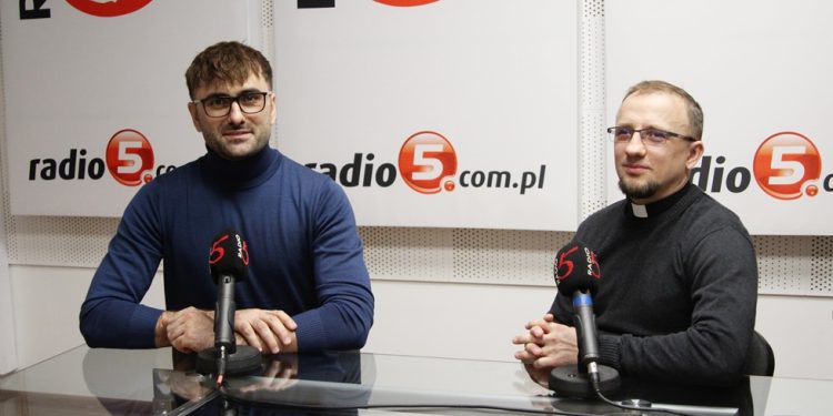 (Z lewej) Hubert Górski i ks. Dariusz Zuber/Fot. Radio 5