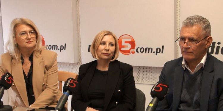 Malgorzata Pikus naczelnik wydzialu edukacji UM w Elku Katarzyna Podlecka naczelnik wydzialu polityki spolecznej UM w Elku i Artur Urbanski zastepca prezydenta Urzedu Miasta w Elku