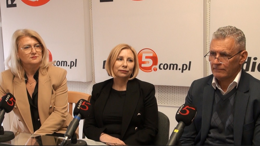 Malgorzata Pikus naczelnik wydzialu edukacji UM w Elku Katarzyna Podlecka naczelnik wydzialu polityki spolecznej UM w Elku i Artur Urbanski zastepca prezydenta Urzedu Miasta w Elku